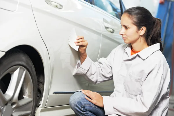 Auto mechanik kolorysta dopasowania kolorów — Zdjęcie stockowe