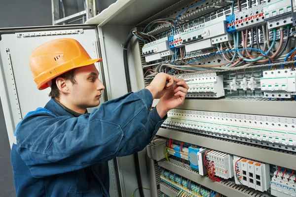 Elektriker arbeiten — Stockfoto