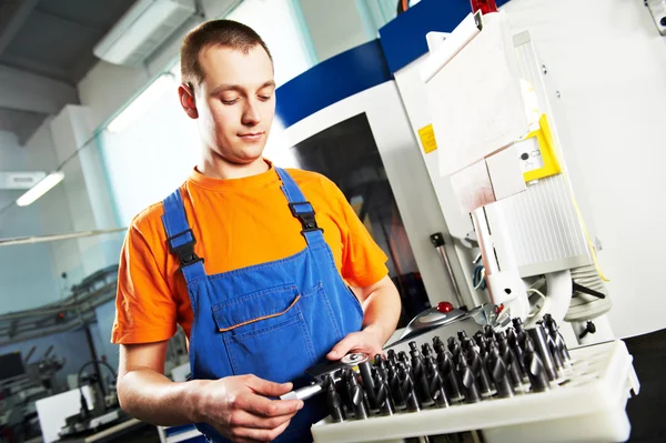 Lavoratore al laboratorio di utensili — Foto Stock