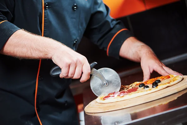 Pizza zubereiten - schneiden — Stockfoto