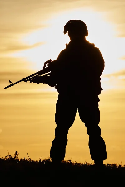 Military soldier silhouette with machine gun — Stock Photo, Image