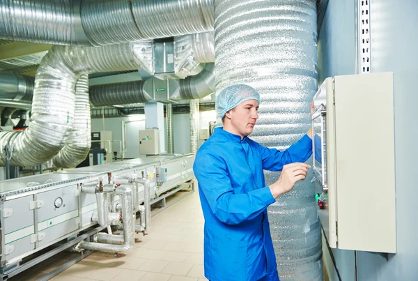 Trabalhador da fábrica farmacêutica — Fotografia de Stock