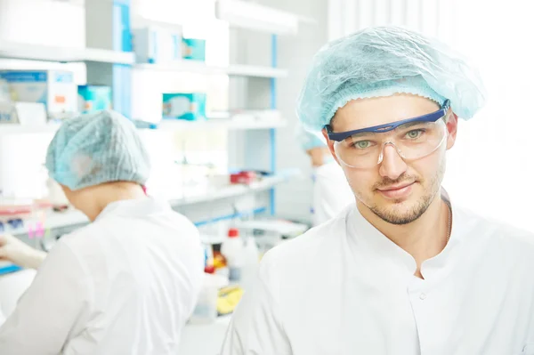 Scheikundige onderzoekers werknemers in laboratorium — Stockfoto