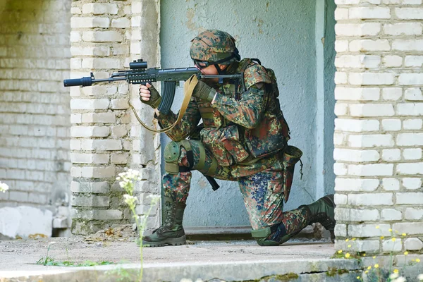 Militær soldat med pistol – stockfoto