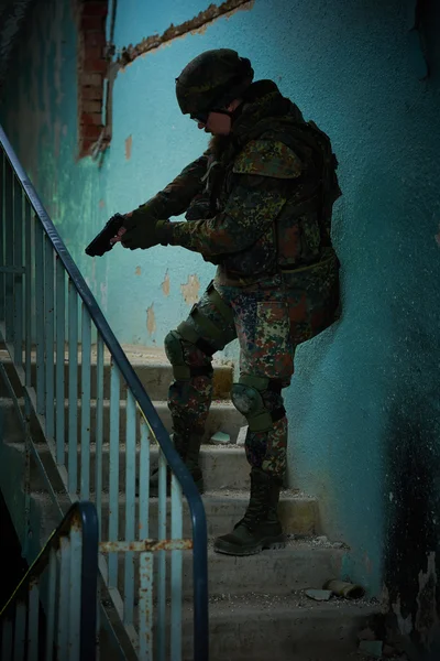 Soldado militar com pistola — Fotografia de Stock
