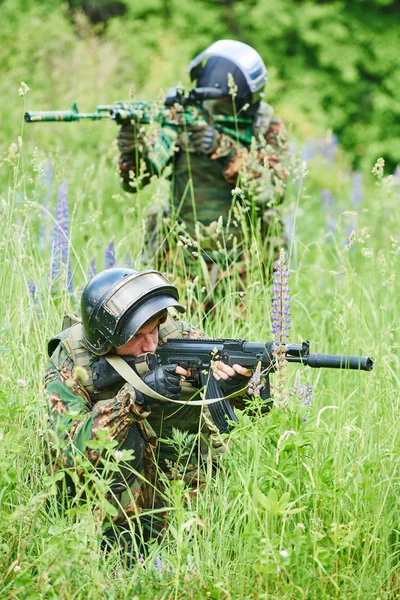 Soldado militar com pistola — Fotografia de Stock