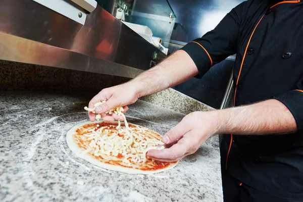 Pizza preparartion — Stockfoto