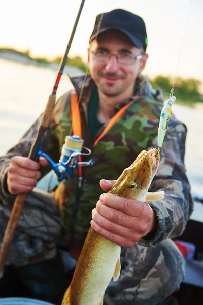 Pêcheur avec brochet de capture sur la rivière — Photo