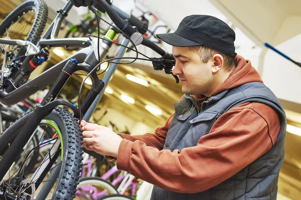 Reparação ou ajuste de bicicleta — Fotografia de Stock