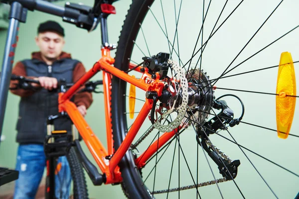 Cykelreparation eller justering — Stockfoto
