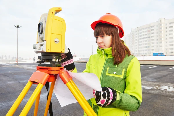 Surveyor works with theodolite — Stock Photo, Image