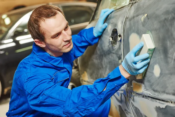 Auto mechanic polishing car — Stock Image Auto mechanic polishing car Stock Image