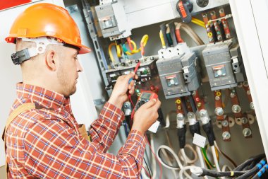 Elektrikçi mühendis işçi