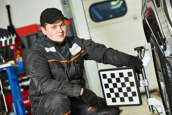 Lavoro di servizio di allineamento ruote auto — Foto Stock