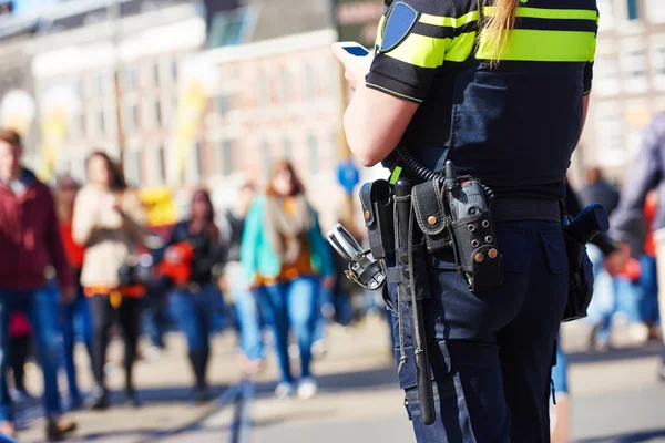 Ασφάλεια πόλης. Αστυνομικός στο δρόμο — Φωτογραφία Αρχείου