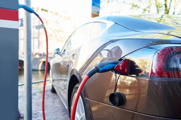 Электрический автомобиль зарядки — стоковое фото