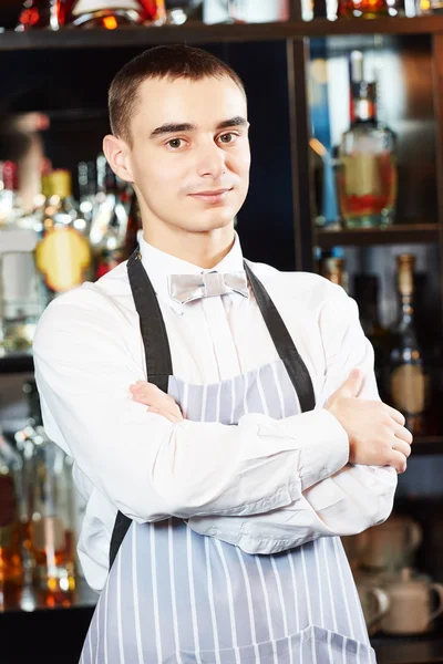 Barkeeper an der Bar — Stockfoto