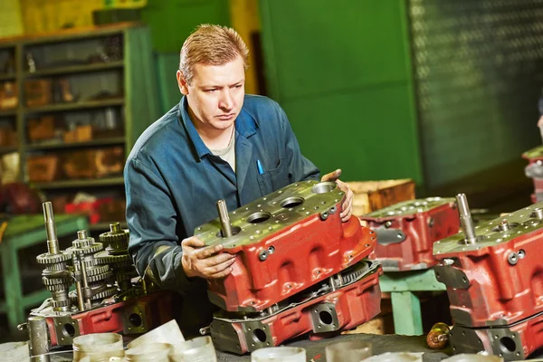 Assembler arbetare på verktyget workshop — Stockfoto