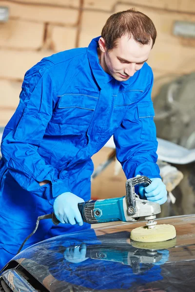 Auto mechanic polishing car — Stock Photo, Image