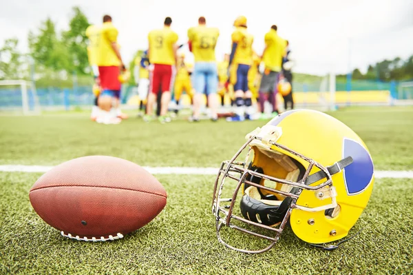 American football eqipment on grass — Stockfoto