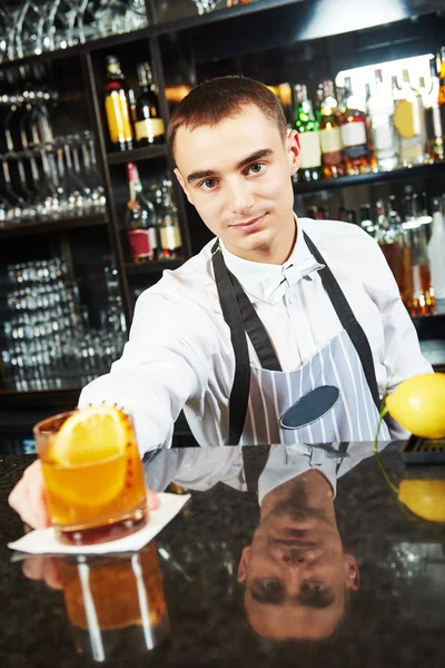 Bartender worker at bar with coctail — Stock fotografie