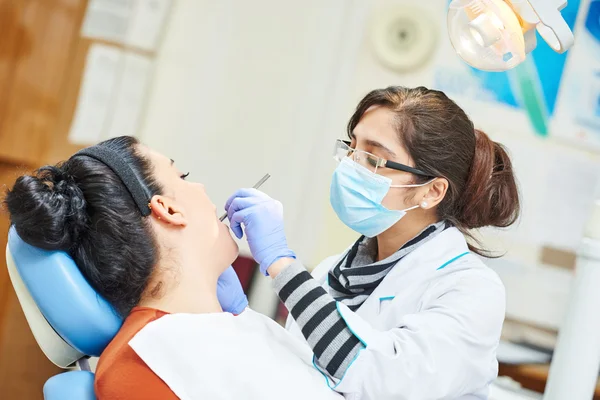 Weibliche asiatische Zahnarzt Arzt bei der Arbeit — Stockfoto