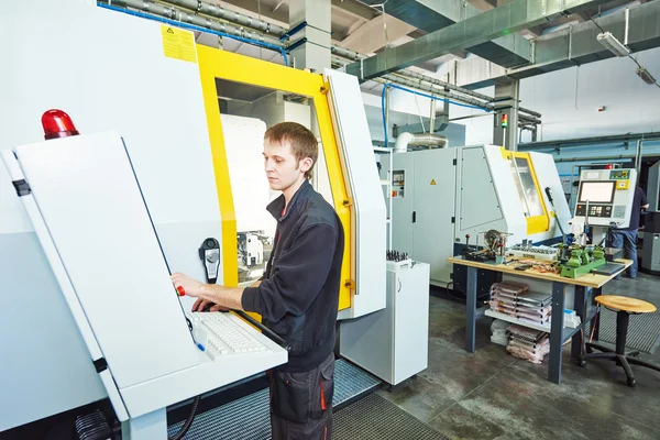 Arbeiter in der Werkzeugwerkstatt — Stockfoto