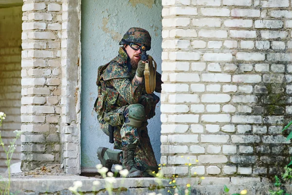 Militær soldat med rifle. – stockfoto