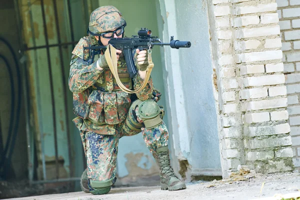 Soldat militaire avec pistolet — Photo