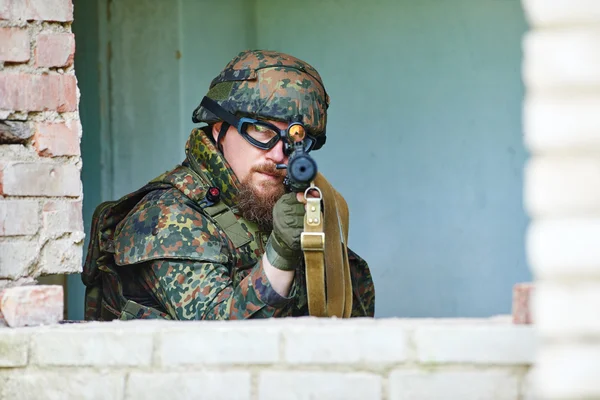 Soldado militar com pistola — Fotografia de Stock