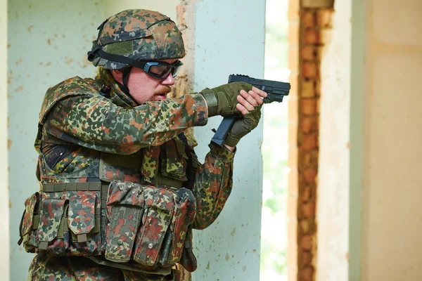 Militär soldat med pistol — Stockfoto