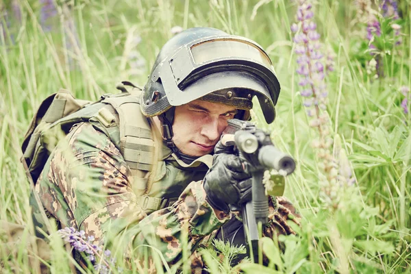 Soldat militaire avec fusil d'assaut — Photo