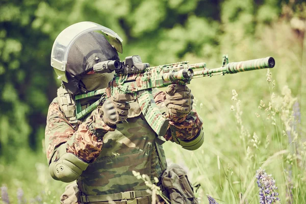 Militär soldat med gevär — Stockfoto
