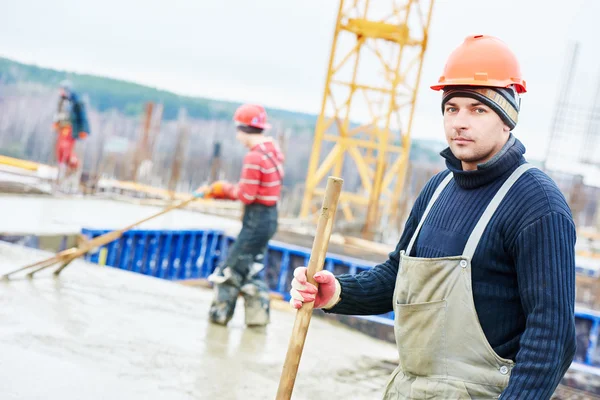 Builder arbetstagare på byggarbetsplatsen — Stockfoto