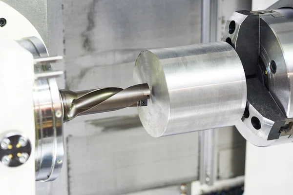 Metallbearbeitung Bohren auf Werkzeugmaschine — Stockfoto