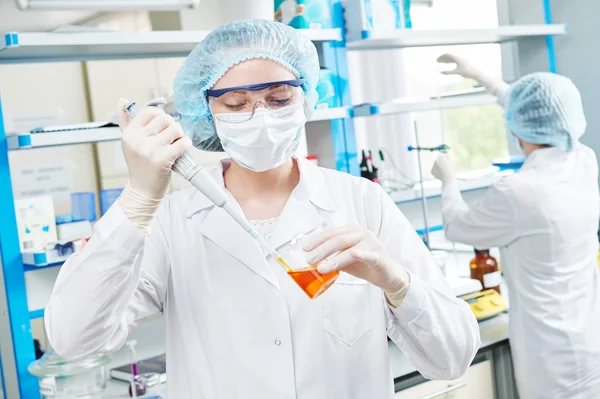 Laboratory worker with flask — Stock Photo, Image