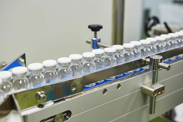 Linea di produzione di bottiglie di vetro farmaceutico — Foto Stock