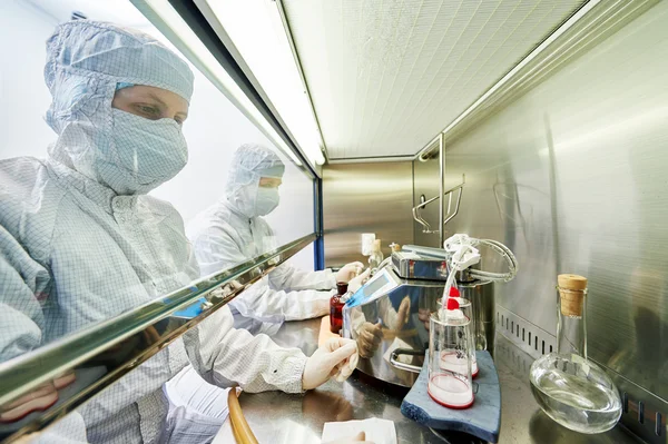 Lavoratori in uniforme protettiva in laboratorio — Foto Stock