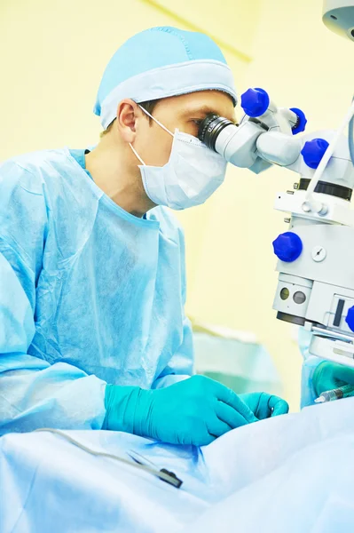 Surgeon doctors in operation room — Stock Photo, Image