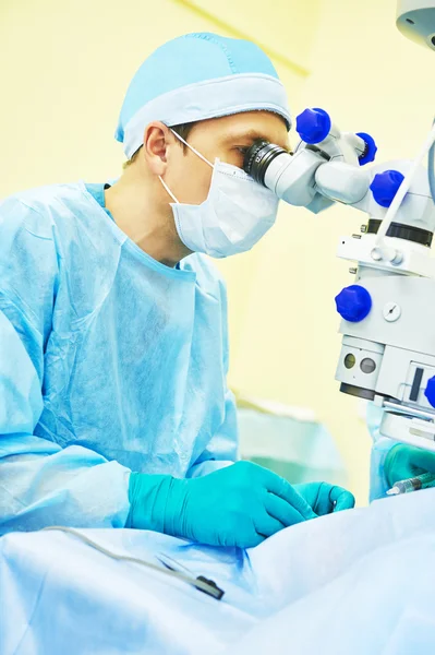 Chirurg artsen in operatie kamer — Stockfoto