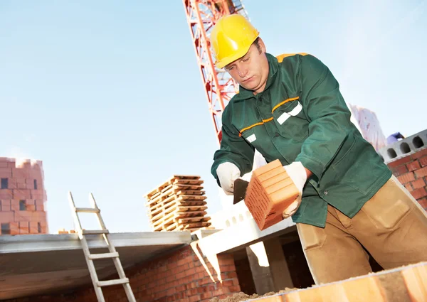 建設労働者の煉瓦工 — ストック写真