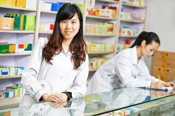 Trabajador de farmacia chino en farmacia de China — Foto de Stock