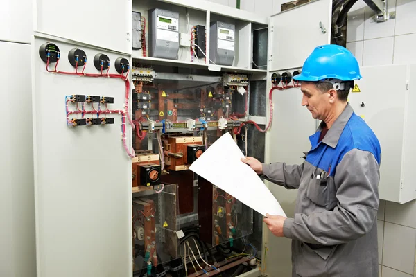 Engenheiro eletricista trabalhador — Fotografia de Stock