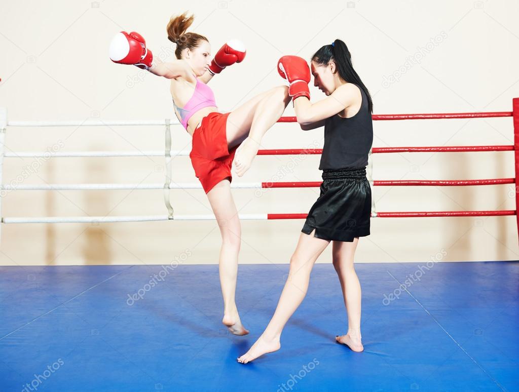 muai thai fighting women