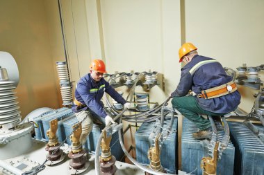 iş yerinde güç elektrikçiler yan hakem