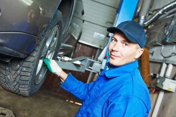 Auto mechanika w naprawie zawieszenia samochodu — Zdjęcie stockowe