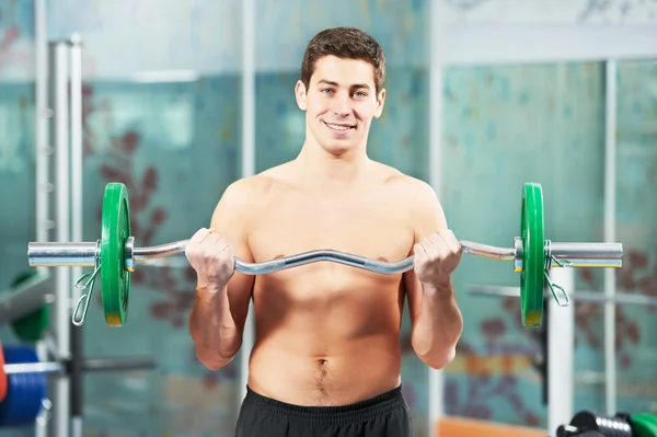 Бодибилдер человек тренировки бицепсы мышцы упражнения — стоковое фото