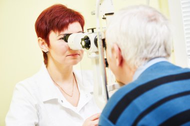 Kadın göz doktoruna veya optometrist iş başında