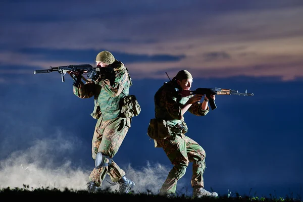 Soldado militar ataque de treinamento — Fotografia de Stock