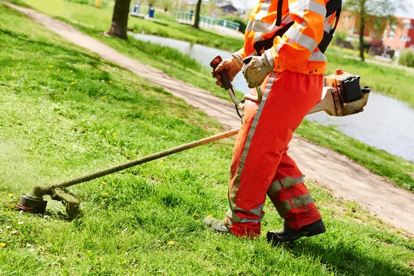 Rasenmäher-Arbeiter — Stockfoto